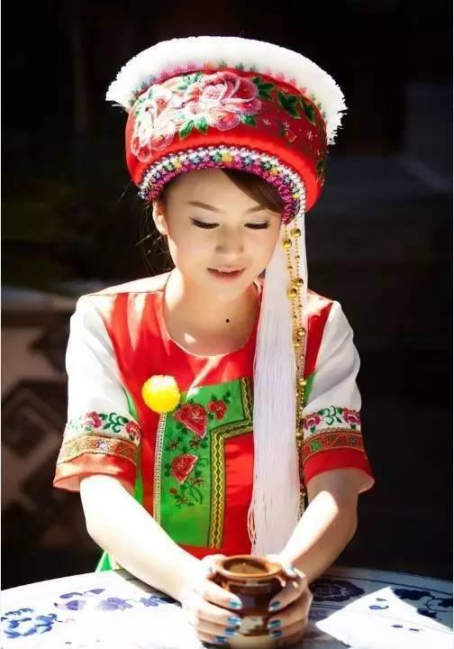 白族服饰图片,传承千年的民族风情画卷